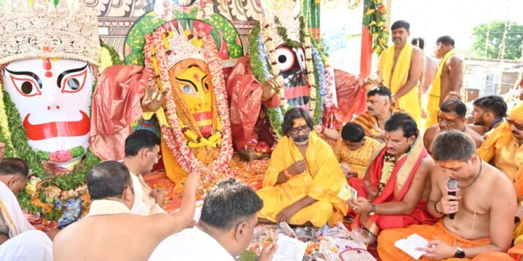 मुख्यमंत्री हेमन्त सोरेन ऐतिहासिक जगन्नाथपुर रथयात्रा महोत्सव के अवसर पर आयोजित पूजन-अनुष्ठान कार्यक्रम में हुए सम्मिलित