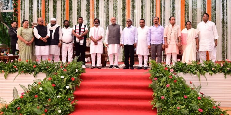 11 मंत्रियों को राज्यपाल सीपी राधाकृष्णन ने दिलाई झारखंड राज्य मंत्री पद की शपथ, बिरसा मंडप में हुआ आयोजन