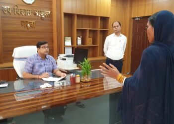 गढ़वा : उपायुक्त के निर्देश पर जनता दरबार के माध्यम से उप विकास आयुक्त ने सुनी आमजनों की समस्याएं