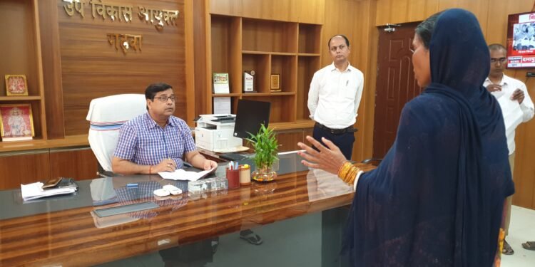 गढ़वा : उपायुक्त के निर्देश पर जनता दरबार के माध्यम से उप विकास आयुक्त ने सुनी आमजनों की समस्याएं