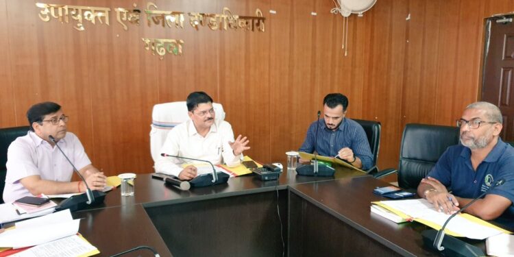 गढ़वा : उपायुक्त शेखर जमुआर की अध्यक्षता में बिरसा हरित ग्राम योजना के सफल क्रियान्वयन हेतु विशेष चर्चा