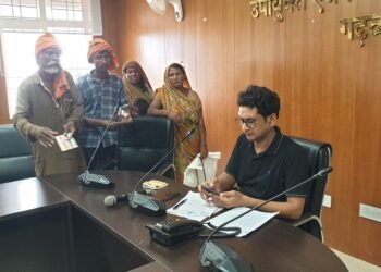 गढ़वा : उपायुक्त के निर्देश पर जनता दरबार के माध्यम से जिला आपूर्ति पदाधिकारी ने सुनी आमजनों की समस्याएं