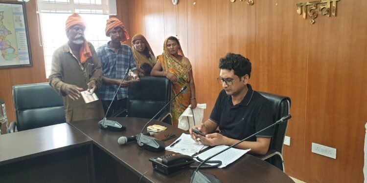 गढ़वा : उपायुक्त के निर्देश पर जनता दरबार के माध्यम से जिला आपूर्ति पदाधिकारी ने सुनी आमजनों की समस्याएं