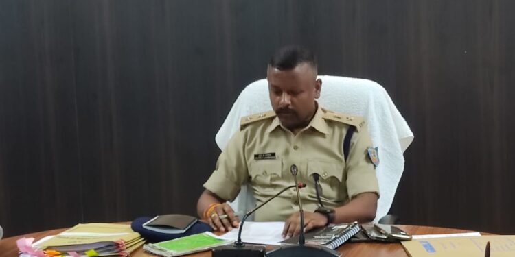 धनबाद : एसएसपी ह्रदीप पी जनार्दनन के नेतृत्व में मासिक समीक्षा बैठक का आयोजन