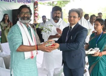 साहिबगंज : मुख्यमंत्री ने कल्याणकारी योजनाओं को जन-जन तक पहुंचाने और आधारभूत संरचनाओं को मजबूत करने की जताई प्रतिबद्धता