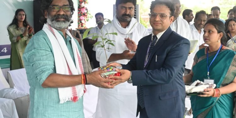 साहिबगंज : मुख्यमंत्री ने कल्याणकारी योजनाओं को जन-जन तक पहुंचाने और आधारभूत संरचनाओं को मजबूत करने की जताई प्रतिबद्धता