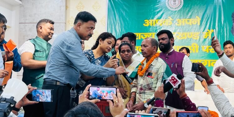 मुख्यमंत्री हेमन्त सोरेन के निर्देश और पहल पर दक्षिण अफ्रीका में फंसे झारखण्ड के 27 कामगारों की हुई घर वापसी