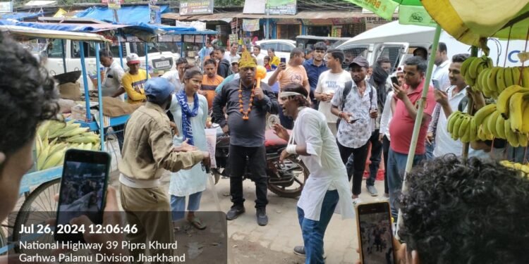 गढ़वा : जिले के विभिन्न चौक-चौराहों पर मनाया गया सड़क सुरक्षा जागरूकता अभियान