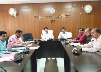 गढ़वा : उपायुक्त की अध्यक्षता में जिला स्तरीय सड़क सुरक्षा समिति की बैठक संपन्न, दिए कई आवश्यक निर्देश