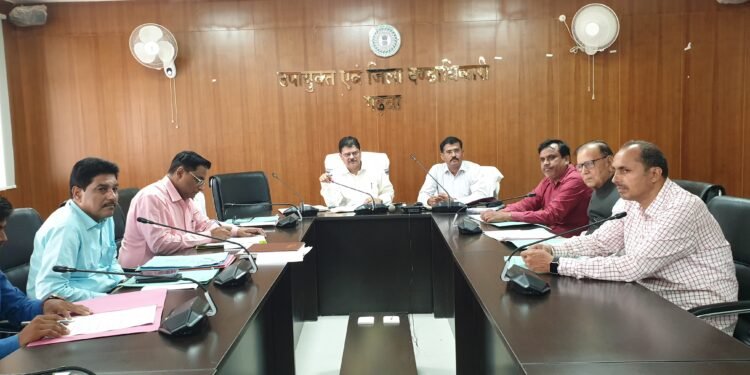 गढ़वा : उपायुक्त की अध्यक्षता में जिला स्तरीय सड़क सुरक्षा समिति की बैठक संपन्न, दिए कई आवश्यक निर्देश