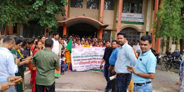 गढ़वा : जिला समन्वयक दिन दयाल उपाध्याय (JSLPS) ने जिले के 69 प्रशिक्षणार्थियों को हरी झंडी दिखाकर कौशल प्रशिक्षण हेतु किया रवाना