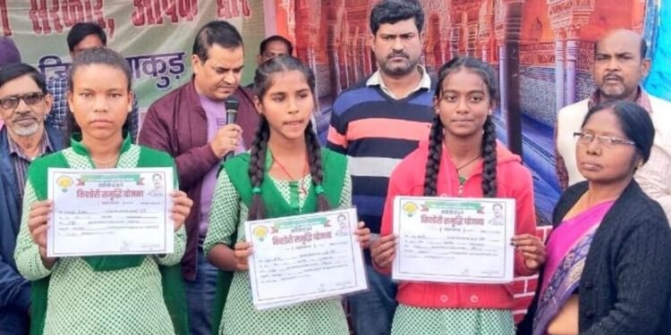 सावित्रीबाई फुले किशोरी समृद्धि योजना से 8 लाख से अधिक बेटियों को मिल रही है सहायता