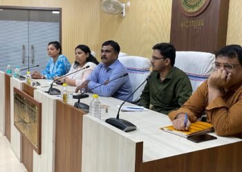 मतदाता पुनरीक्षण को लेकर अधिकारियों के साथ की समीक्षा बैठक,  किया क्षेत्र भ्रमण, हाउस टू हाउस सर्वे के कार्यों को गंभीरता से करने का निर्देश