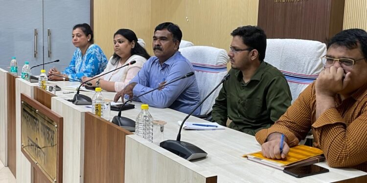 मतदाता पुनरीक्षण को लेकर अधिकारियों के साथ की समीक्षा बैठक,  किया क्षेत्र भ्रमण, हाउस टू हाउस सर्वे के कार्यों को गंभीरता से करने का निर्देश