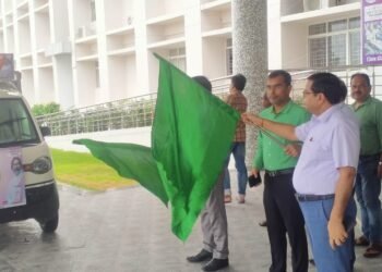 गढ़वा : झारखंड मुख्यमंत्री मंईया सम्मान योजना के व्यापक प्रचार-प्रसार हेतु समाहरणालय परिसर से जागरूकता रथ को हरी झंडी दिखाकर किया गया रवाना