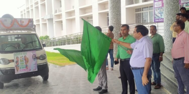 गढ़वा : झारखंड मुख्यमंत्री मंईया सम्मान योजना के व्यापक प्रचार-प्रसार हेतु समाहरणालय परिसर से जागरूकता रथ को हरी झंडी दिखाकर किया गया रवाना