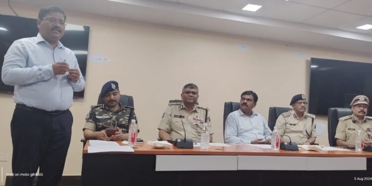 बीते लोकसभा निर्वाचन में उत्कृष्ट कार्यों के लिए पुलिस के 23 एवं सीआरपीएफ के 14 जवानों को मुख्य निर्वाचन पदाधिकारी ने किया सम्मानित