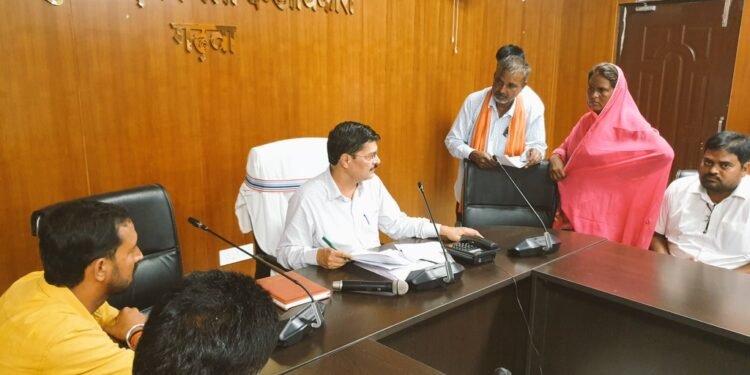 गढ़वा : समाहरणालय सभागार में उपायुक्त ने जनता दरबार के माध्यम से सुनी आमजनों की समस्याएं