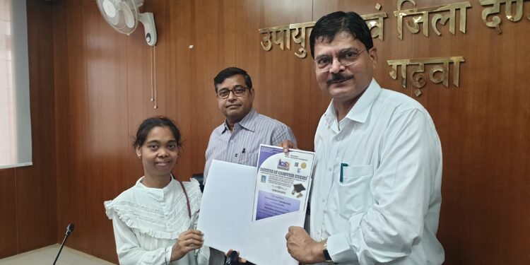 गढ़वा : एससीए योजना के तहत कुल 56 प्रशिक्षणार्थियों के बीच प्रमाण-पत्रों का किया गया वितरण