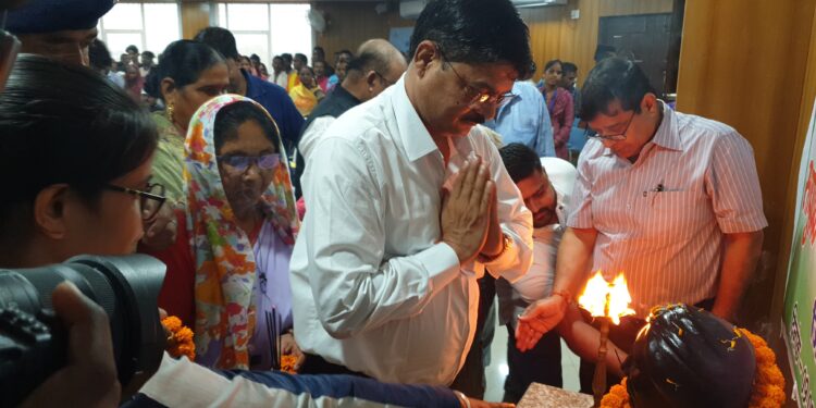 गढ़वा : विश्व आदिवासी दिवस के अवसर पर 51 सामुदायिक वन अधिकार पट्टा का किया गया वितरण