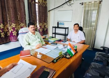 गढ़वा : गढ़वा,उपायुक्त श्री शेखर जमुआर ने “झारखंड मुख्यमंत्री मंईयां सम्मान योजना” के सफल क्रियान्वयन के लिए रंका अनुमंडल कार्यालय का दौरा किया