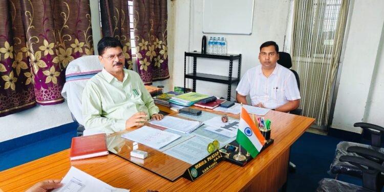 गढ़वा : गढ़वा,उपायुक्त श्री शेखर जमुआर ने “झारखंड मुख्यमंत्री मंईयां सम्मान योजना” के सफल क्रियान्वयन के लिए रंका अनुमंडल कार्यालय का दौरा किया