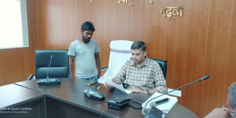 गढ़वा : उपायुक्त के निर्देश पर जनता दरबार के माध्यम से निदेशक डीआरडीए ने सुनी आमजनों की समस्याएं