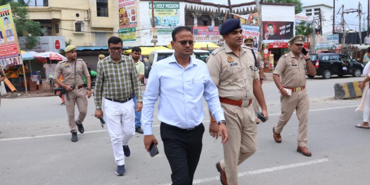 बरेली : जिलाधिकारी व वरिष्ठ पुलिस अधीक्षक नेक साथ श्रावण मास के चौथे सोमवार को सुरक्षा व्यवस्था के दृष्टिगत कावड़ यात्रा के मार्गों का लिया जायजा
