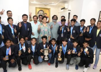 मुख्यमंत्री हेमन्त सोरेन एवं विधायक कल्पना सोरेन से अंडर-17 अंतर्राष्ट्रीय सुब्रतो कप फुटबॉल प्रतियोगिता की विजेता टीम झारखंड की खिलाड़ियों ने की मुलाकात