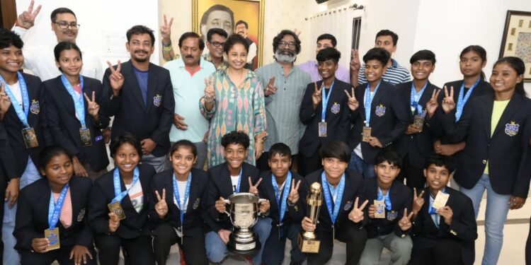 मुख्यमंत्री हेमन्त सोरेन एवं विधायक कल्पना सोरेन से अंडर-17 अंतर्राष्ट्रीय सुब्रतो कप फुटबॉल प्रतियोगिता की विजेता टीम झारखंड की खिलाड़ियों ने की मुलाकात