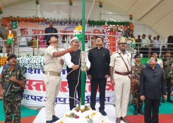 गढ़वा : नये समाहरणालय परिसर में उपायुक्त ने किया ध्वजारोहण 