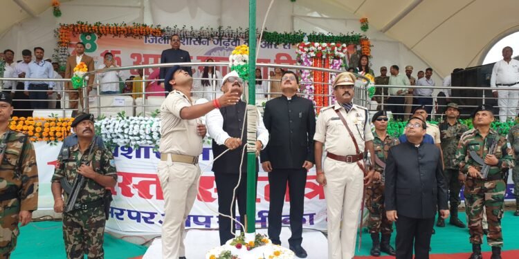 गढ़वा : नये समाहरणालय परिसर में उपायुक्त ने किया ध्वजारोहण 