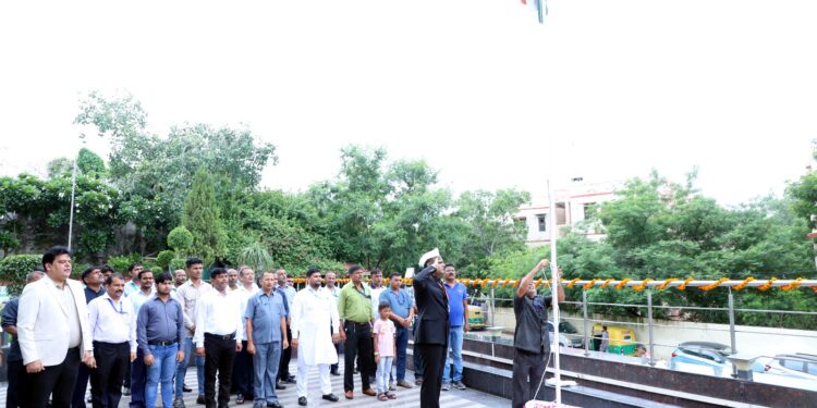 78वें स्वतंत्रता दिवस पर दिल्ली स्थित झारखंड भवन में लहराया गया तिरंगा