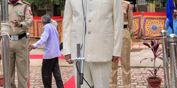 78 वें स्वतंत्रता दिवस के मौके पर डॉ श्यामा प्रसाद मुखर्जी विश्वविद्यालय, रांची में कुलपति डॉ तपन कुमार शांडिल्य के द्वारा झंडोत्तोलन किया गया