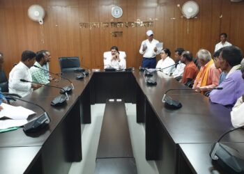 गढ़वा : उपायुक्त ने जनता दरबार के माध्यम से सुनी आमजनों की समस्याएं