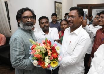 मुख्यमंत्री हेमन्त सोरेन ने मुख्यमंत्री आवासीय परिसर में राज्य के विभिन्न क्षेत्रों से पहुंचे आमजनों की समस्याओं को सुना