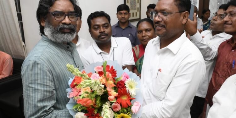 मुख्यमंत्री हेमन्त सोरेन ने मुख्यमंत्री आवासीय परिसर में राज्य के विभिन्न क्षेत्रों से पहुंचे आमजनों की समस्याओं को सुना