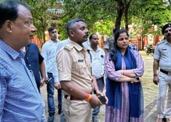 धनबाद :उपायुक्त माधवी मिश्रा व वरीय पुलिस अधीक्षक ह्रदीप पी जनार्दनन ने धनबाद व्यवहार न्यायालय परिसर से संबंधित सुरक्षा व्यवस्था का जायजा लिया