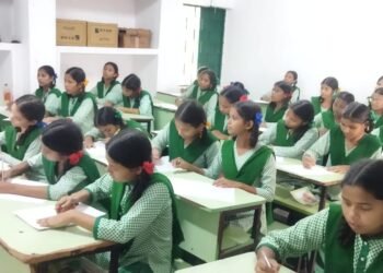 कस्तूरबा गांधी बालिका मुख्यमंत्री उत्कृष्ट विद्यालय कर्रा की छात्रा ले रही सोहराय पेंटिंग का प्रशिक्षण