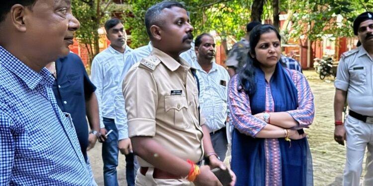 धनबाद : उपायुक्त माधवी मिश्रा व वरीय पुलिस अधीक्षक ह्रदीप पी जनार्दनन ने व्यवहार न्यायालय परिसर सुरक्षा व्यवस्था का जायजा लिया