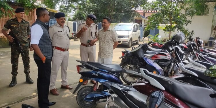 धनबाद : यातायात प्रबंधन व सड़क हादसों के रोकथाम हेतु धनबाद पुलिस द्वारा विशेष जांच अभियान चलाया गया