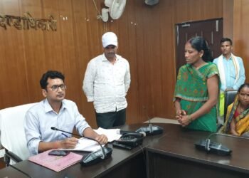 गढ़वा : उपायुक्त के निर्देश पर जनता दरबार के माध्यम से जिला आपूर्ति पदाधिकारी ने सुनी आमजनों की समस्याएं