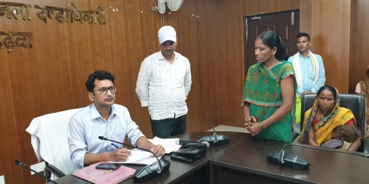 गढ़वा : उपायुक्त के निर्देश पर जनता दरबार के माध्यम से जिला आपूर्ति पदाधिकारी ने सुनी आमजनों की समस्याएं