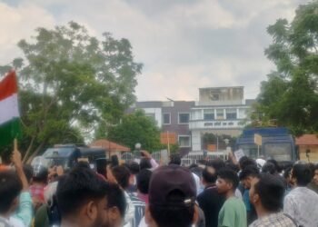 JSSC ऑफिस के बाहर अभ्यर्थियों का हंगामा: CGL परीक्षा रद्द करने की मांग