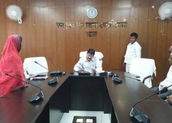 जिला जन-सम्पर्क कार्यालय, गढ़वा ने जनता दरबार के माध्यम से सुनी आमजनों की समस्याएं