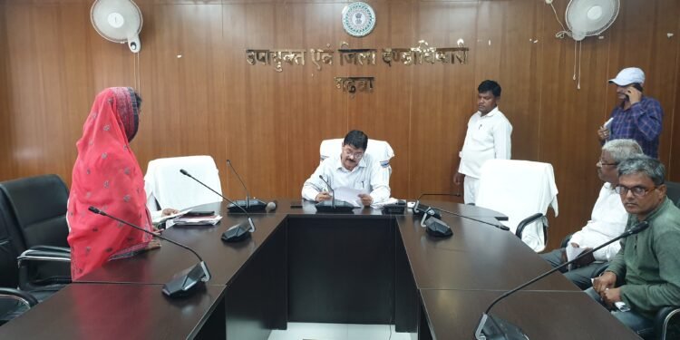 जिला जन-सम्पर्क कार्यालय, गढ़वा ने जनता दरबार के माध्यम से सुनी आमजनों की समस्याएं