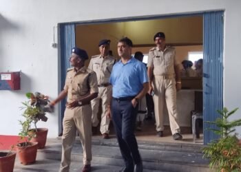 धनबाद : बोकारो पुलिस उप महानिरीक्षक सुरेंद्र कुमार झा धनबाद पहुंचे, थाना समेत महिला थाना का निरीक्षण किया