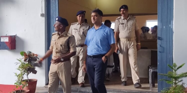 धनबाद : बोकारो पुलिस उप महानिरीक्षक सुरेंद्र कुमार झा धनबाद पहुंचे, थाना समेत महिला थाना का निरीक्षण किया