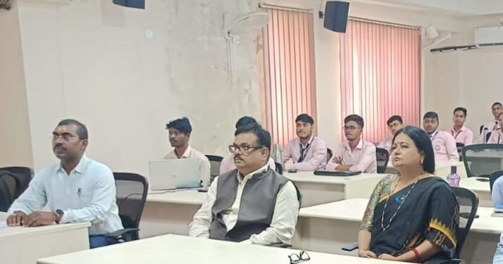 डॉ श्यामा प्रसाद मुखर्जी विश्वविद्यालय में तकनीकी कुशलता के कार्यक्रमों का नियमित आयोजन : कुलपति dr तपन कुमार शांडिल्य