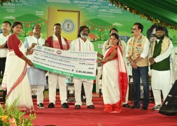 मुख्यमंत्री  हेमन्त सोरेन गुमला जिला अंतर्गत सिसई प्रखंड के पण्डरानी ग्राम में चौथे चरण के “आपकी योजना आपकी सरकार आपके द्वार ” कार्यक्रम में हुए सम्मिलित, लाभुकों से भी किया सीधा संवाद